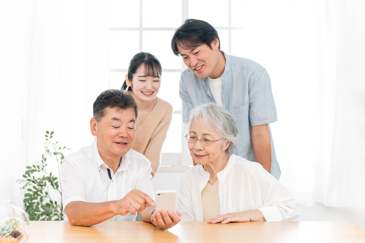 相続について話し合う家族