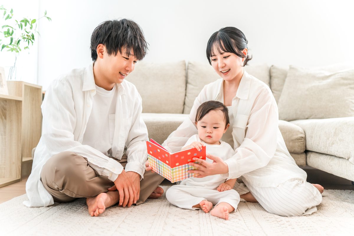 明るいリビングでくつろぐ家族